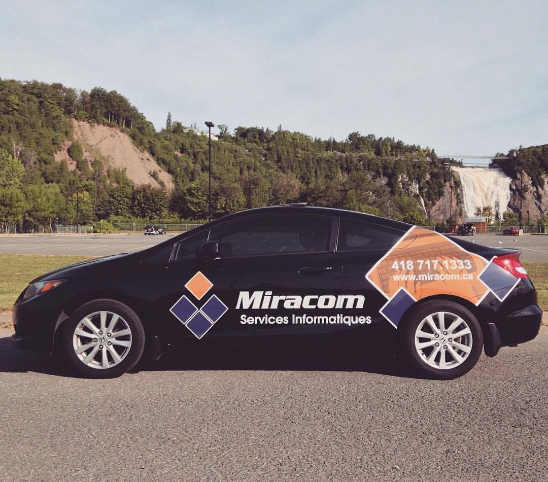La première voiture de Miracom Services Informatiques devant les chutes Montmorency à Québec, vers 2013